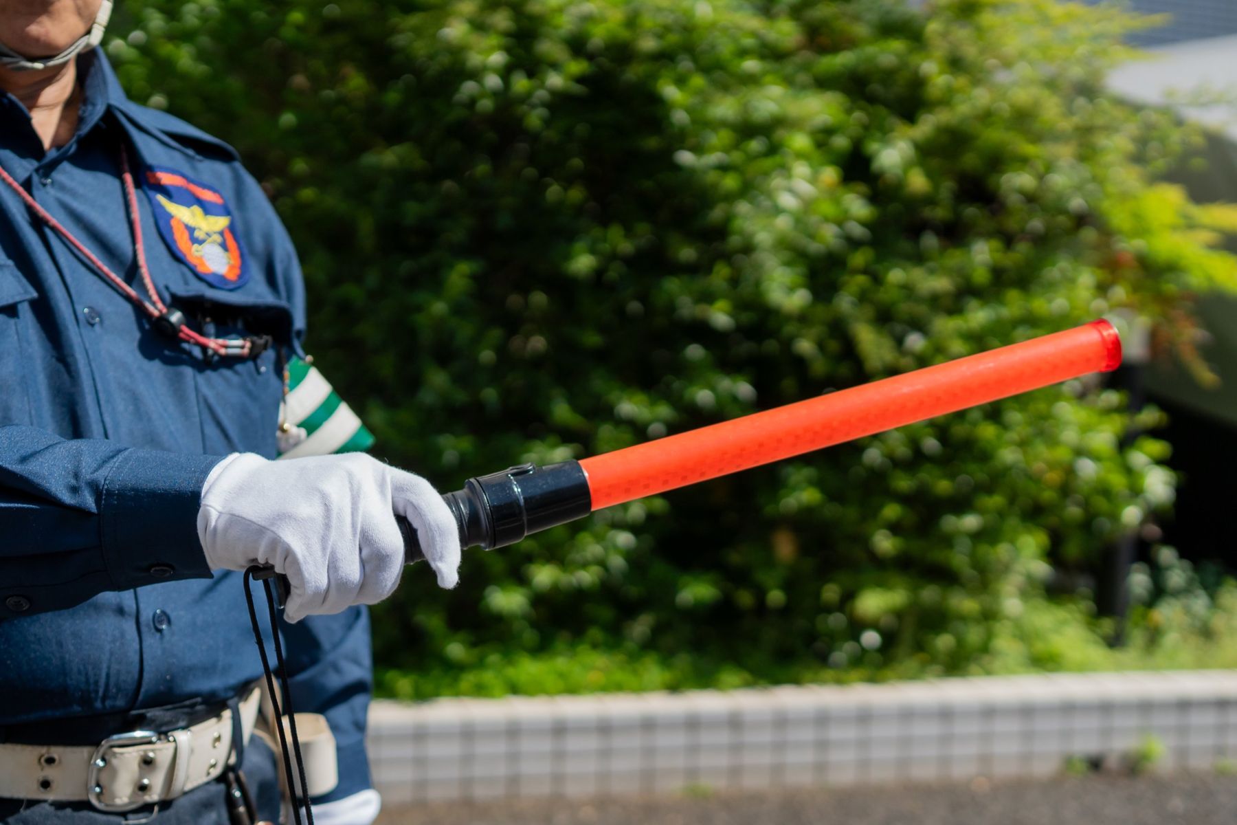 誘導灯を手にする警備隊員